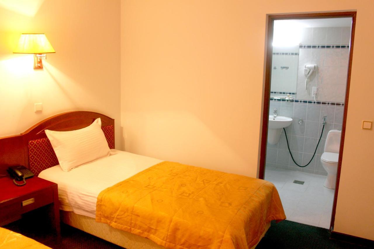 Hotel Grand בוקורו מראה חיצוני תמונה