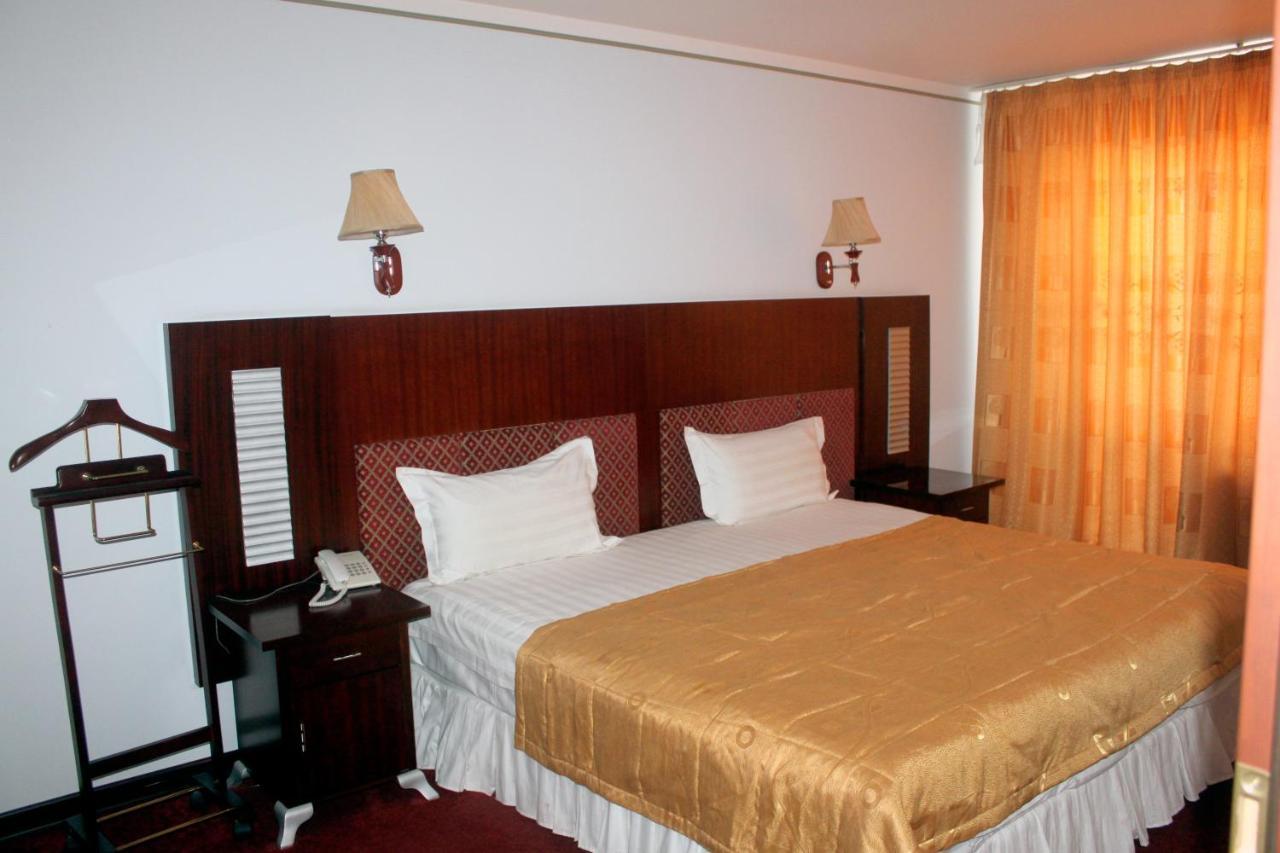 Hotel Grand בוקורו מראה חיצוני תמונה