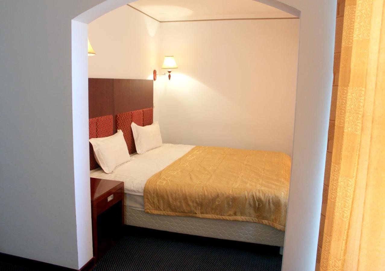 Hotel Grand בוקורו מראה חיצוני תמונה
