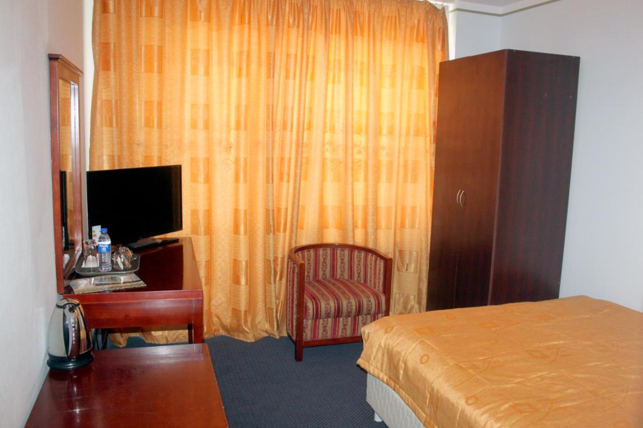 Hotel Grand בוקורו מראה חיצוני תמונה