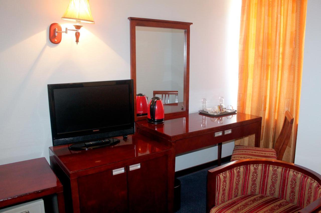 Hotel Grand בוקורו מראה חיצוני תמונה