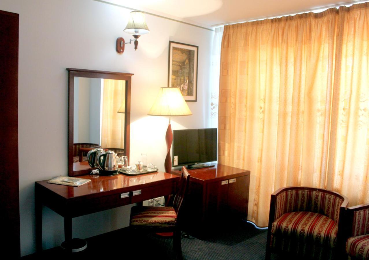 Hotel Grand בוקורו מראה חיצוני תמונה