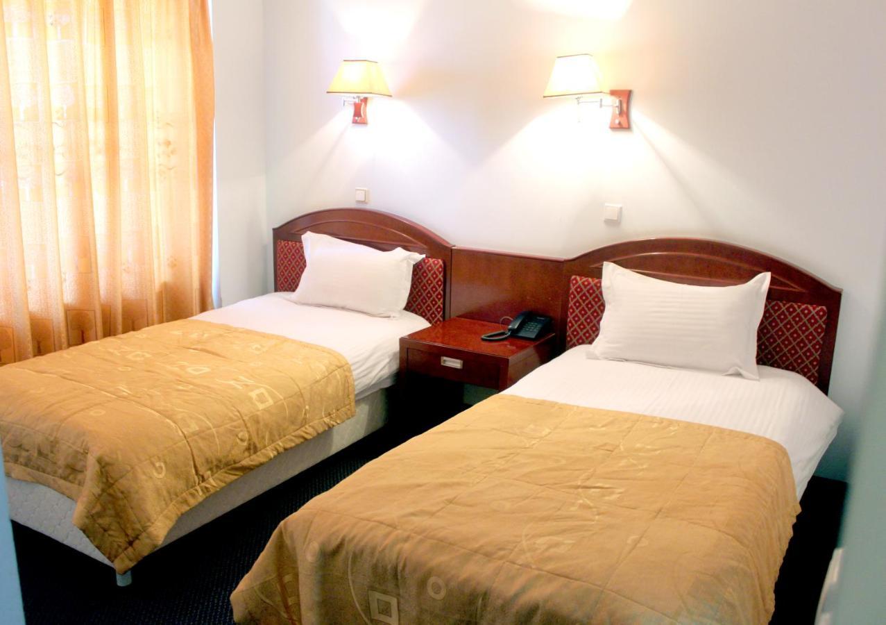Hotel Grand בוקורו מראה חיצוני תמונה