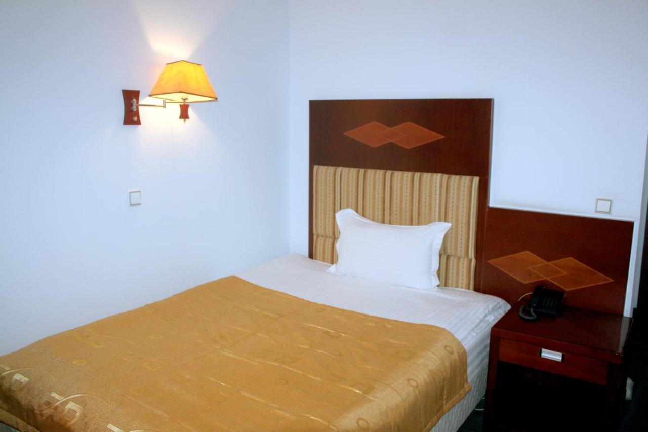Hotel Grand בוקורו מראה חיצוני תמונה