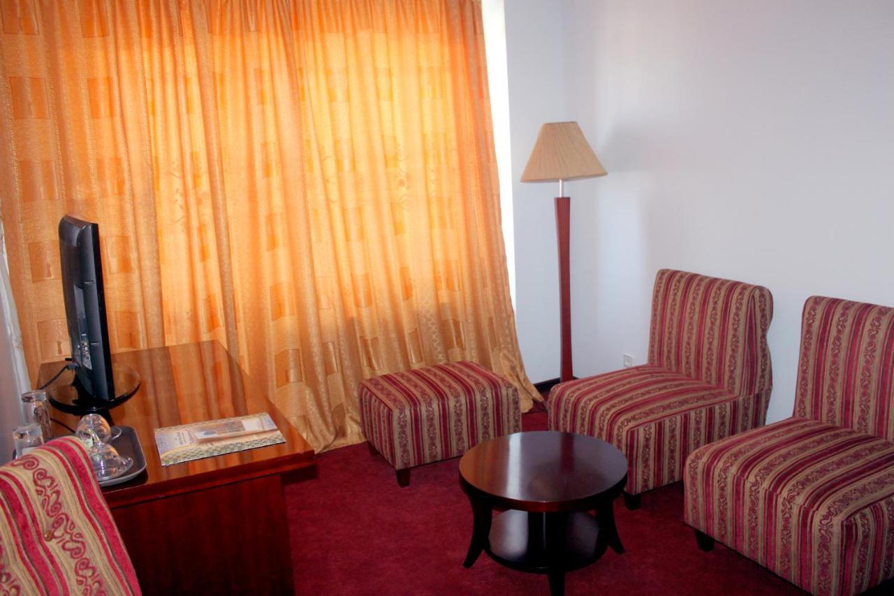 Hotel Grand בוקורו מראה חיצוני תמונה