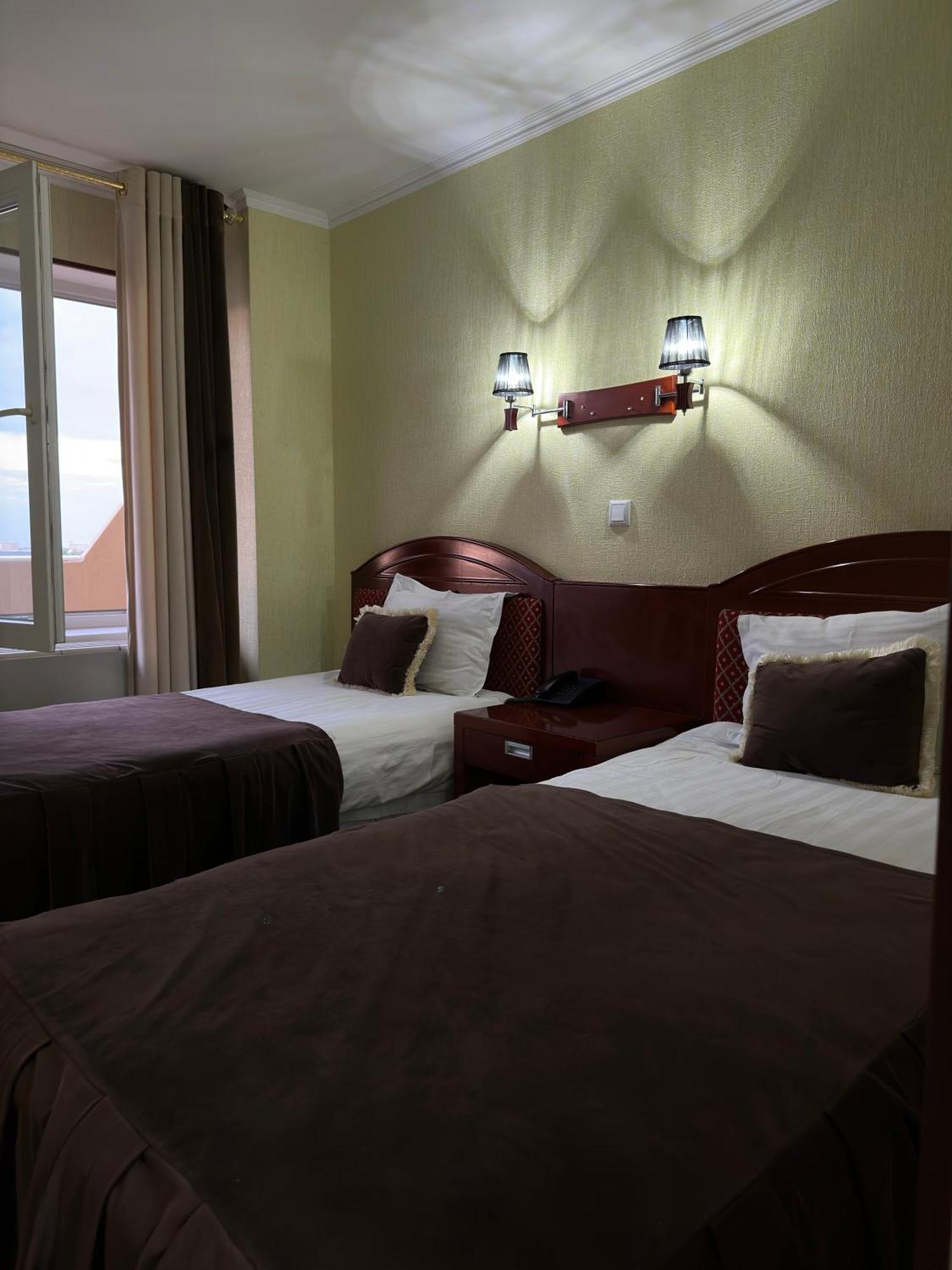 Hotel Grand בוקורו מראה חיצוני תמונה