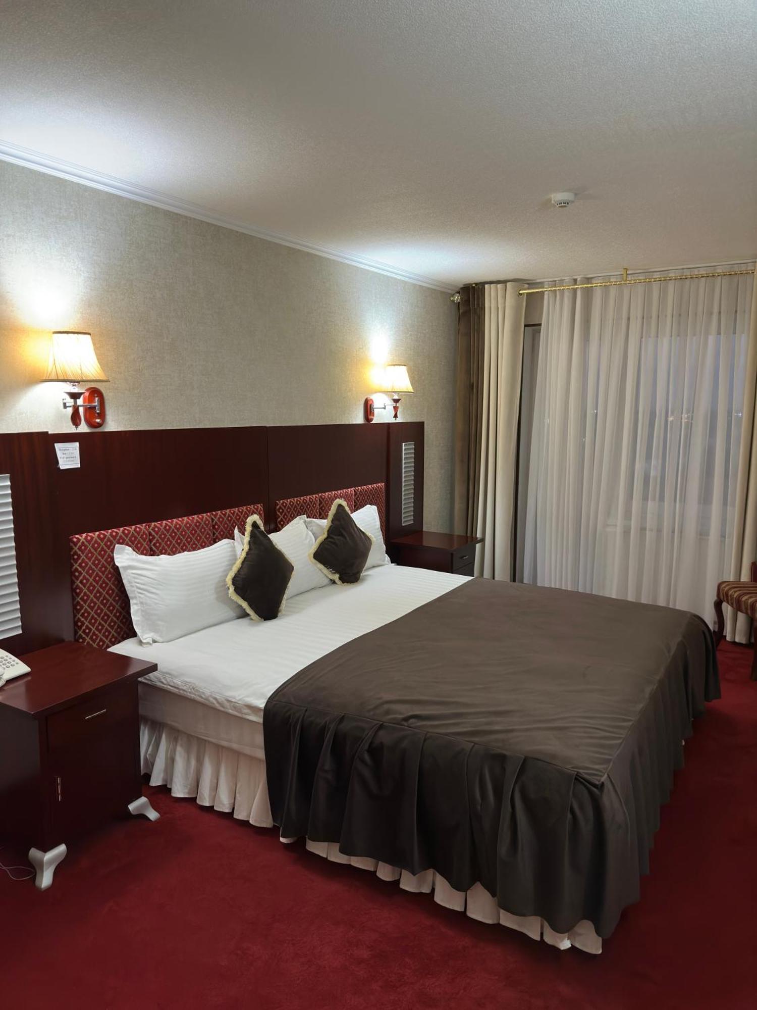 Hotel Grand בוקורו מראה חיצוני תמונה