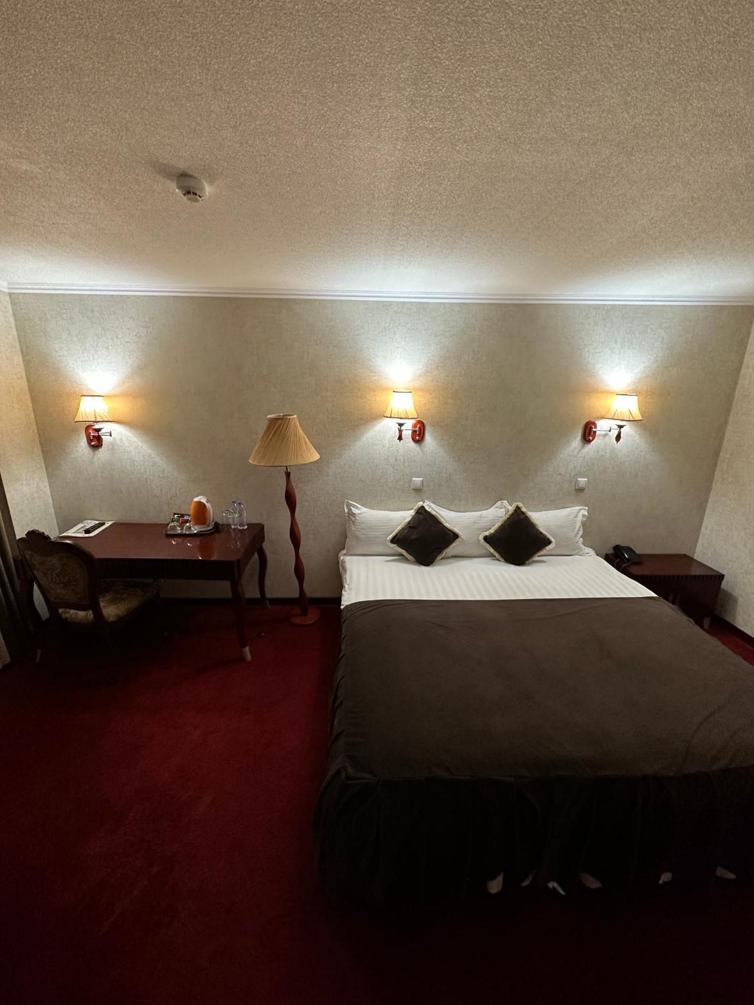 Hotel Grand בוקורו מראה חיצוני תמונה