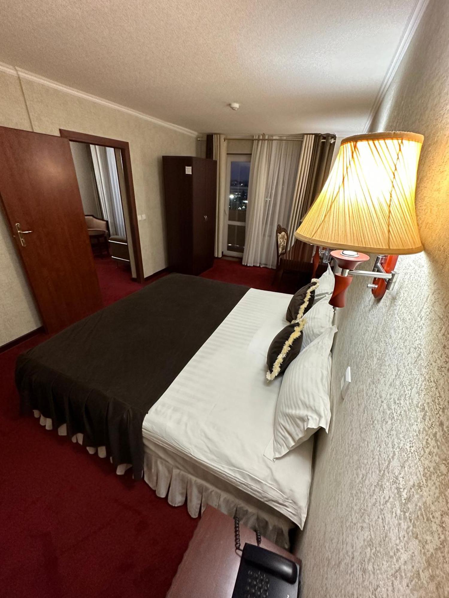 Hotel Grand בוקורו מראה חיצוני תמונה