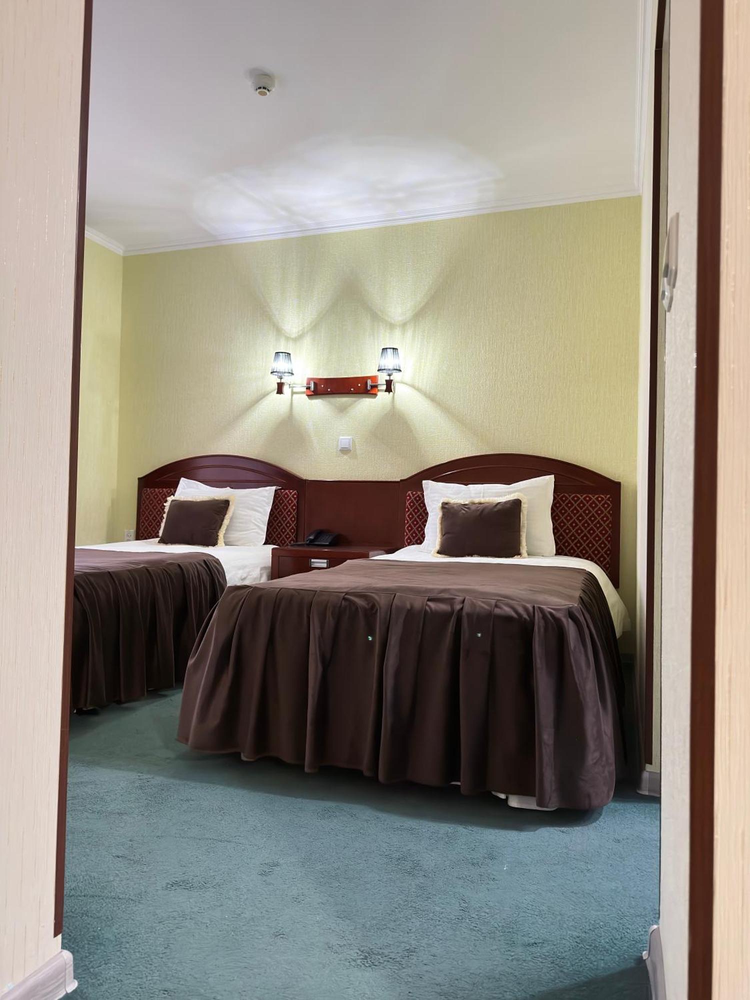Hotel Grand בוקורו מראה חיצוני תמונה