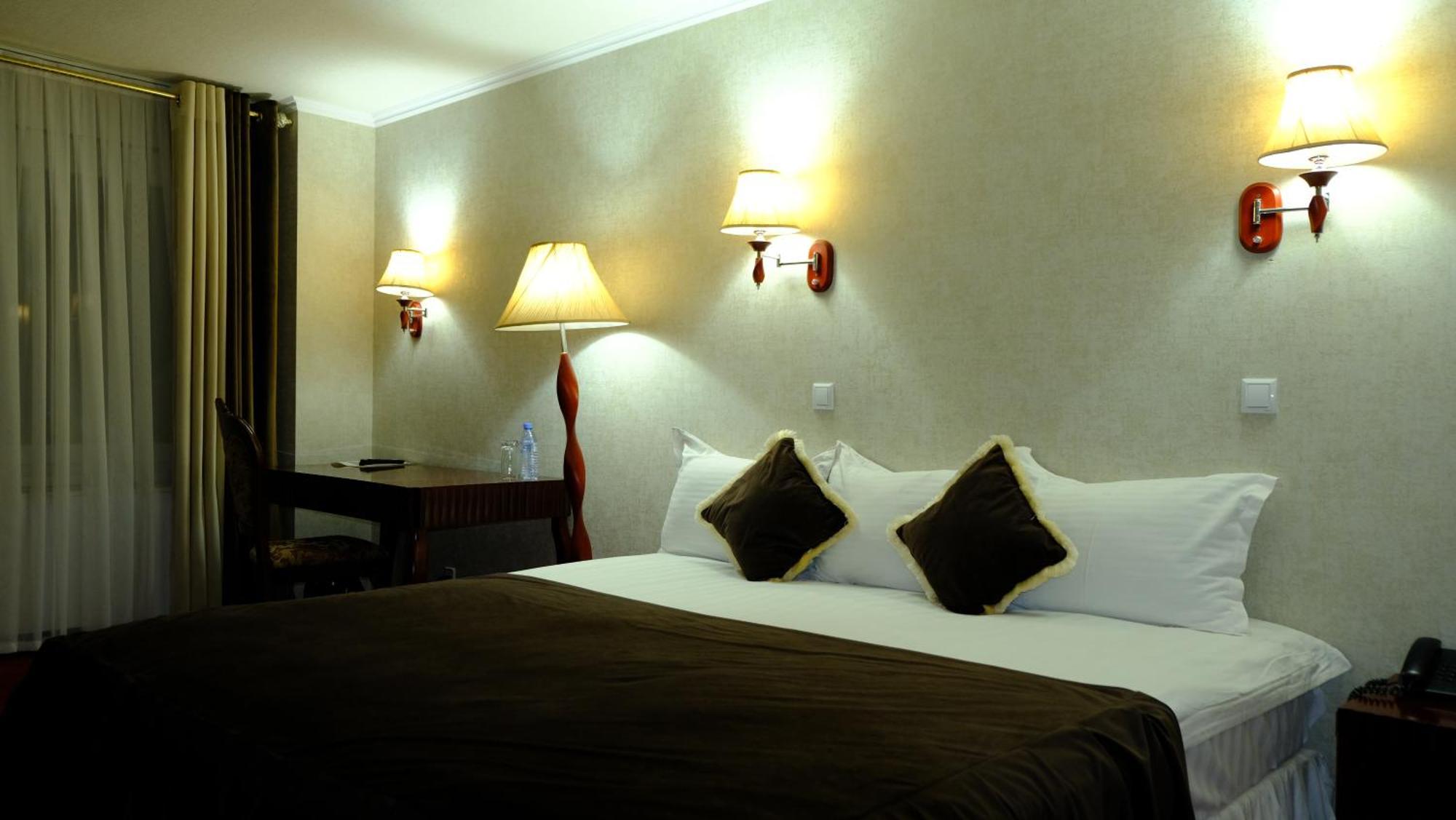 Hotel Grand בוקורו מראה חיצוני תמונה
