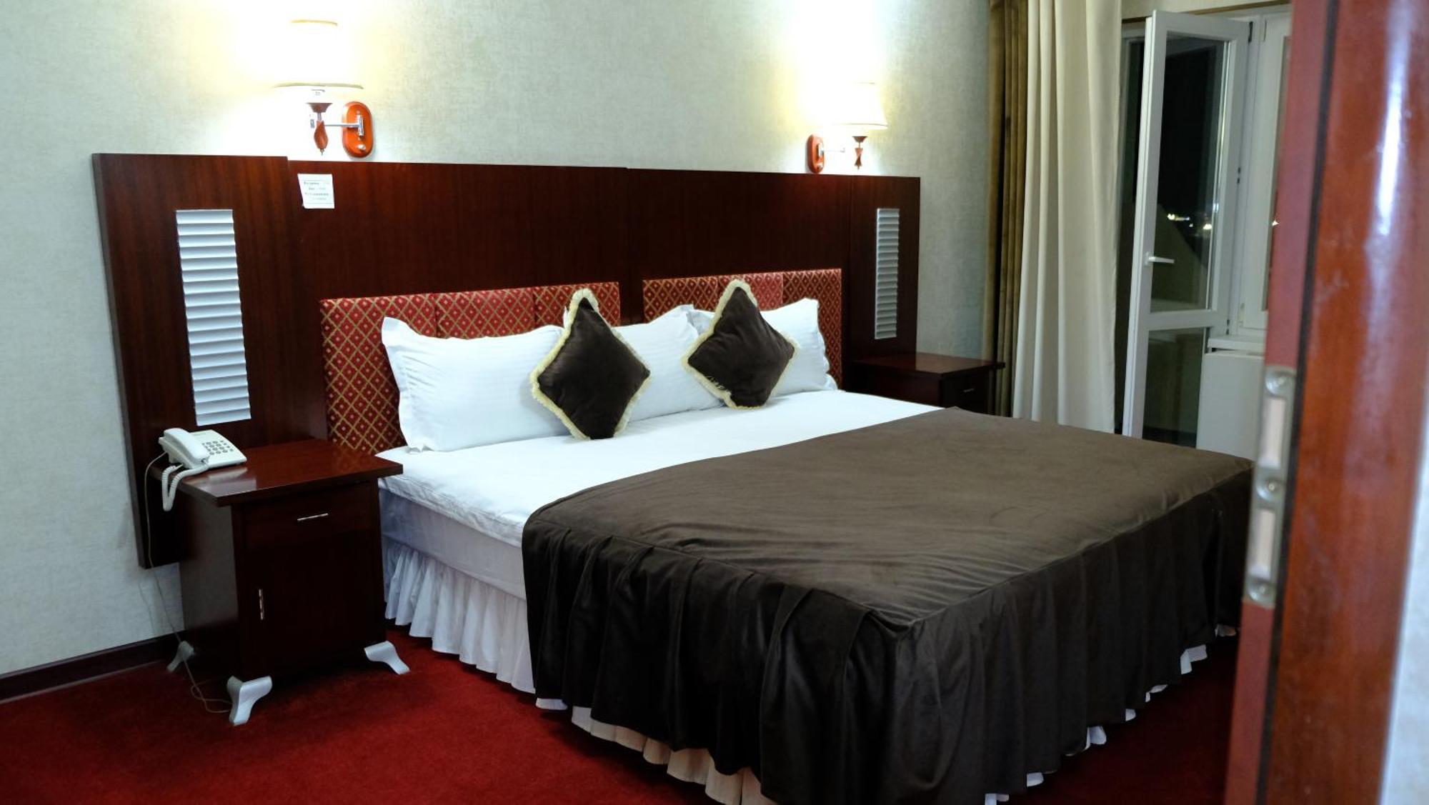 Hotel Grand בוקורו מראה חיצוני תמונה