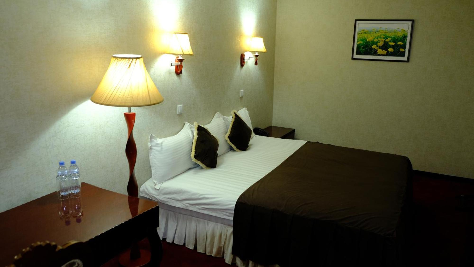 Hotel Grand בוקורו מראה חיצוני תמונה