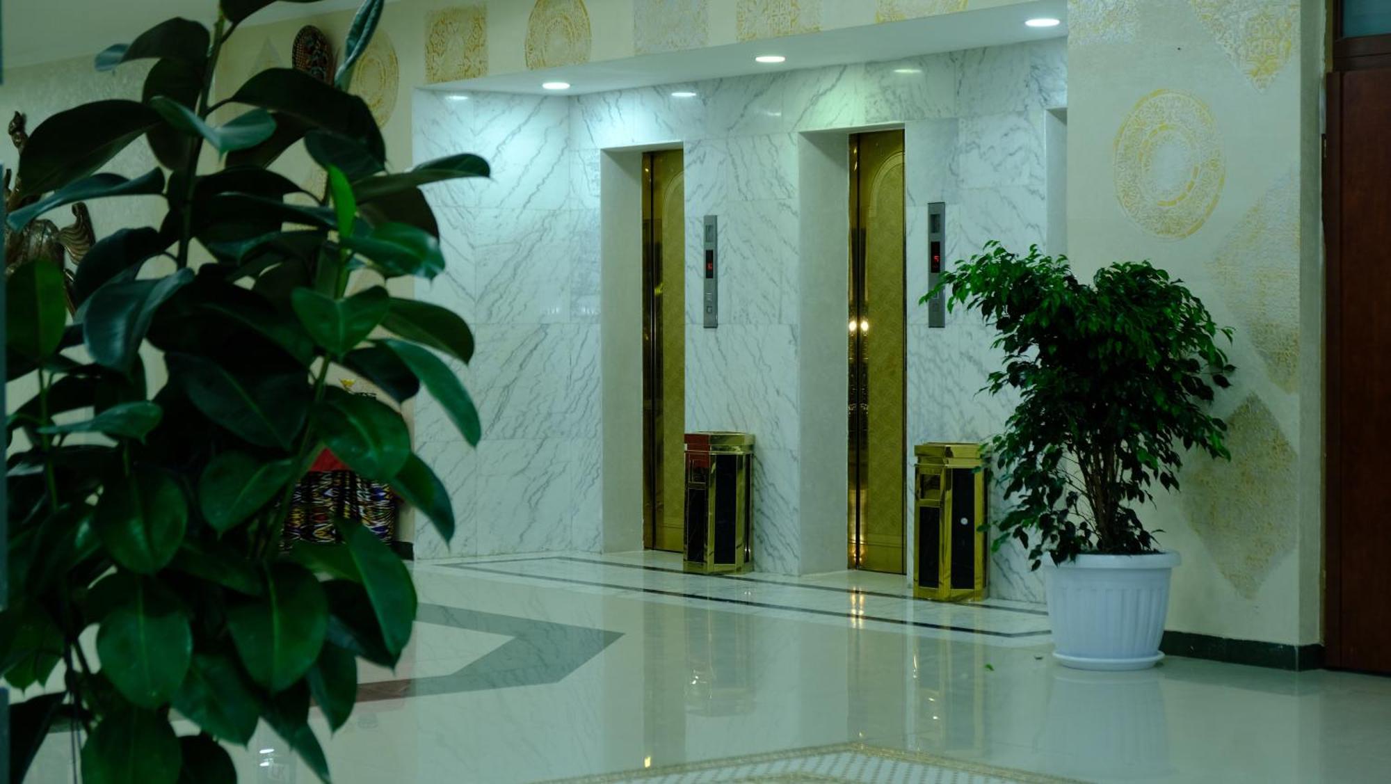 Hotel Grand בוקורו מראה חיצוני תמונה