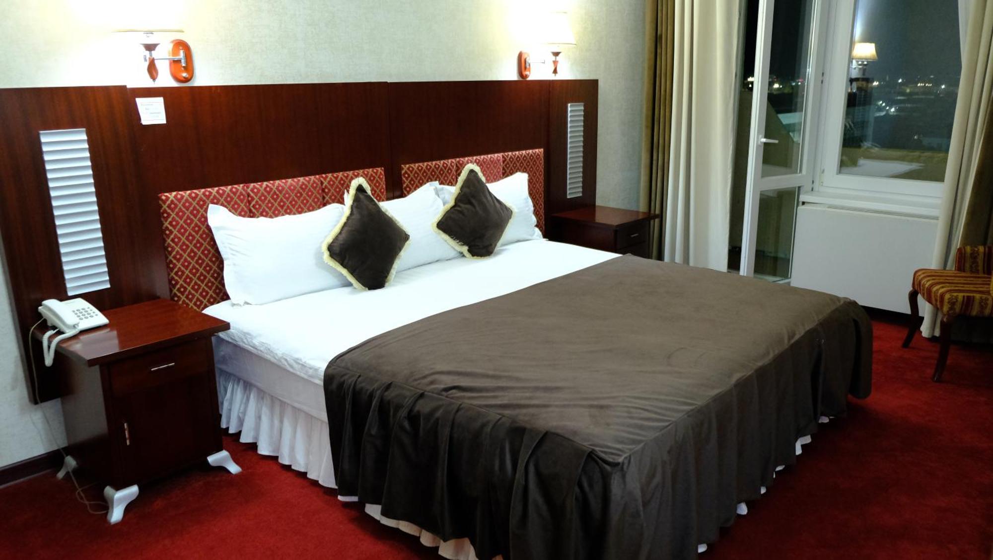 Hotel Grand בוקורו מראה חיצוני תמונה