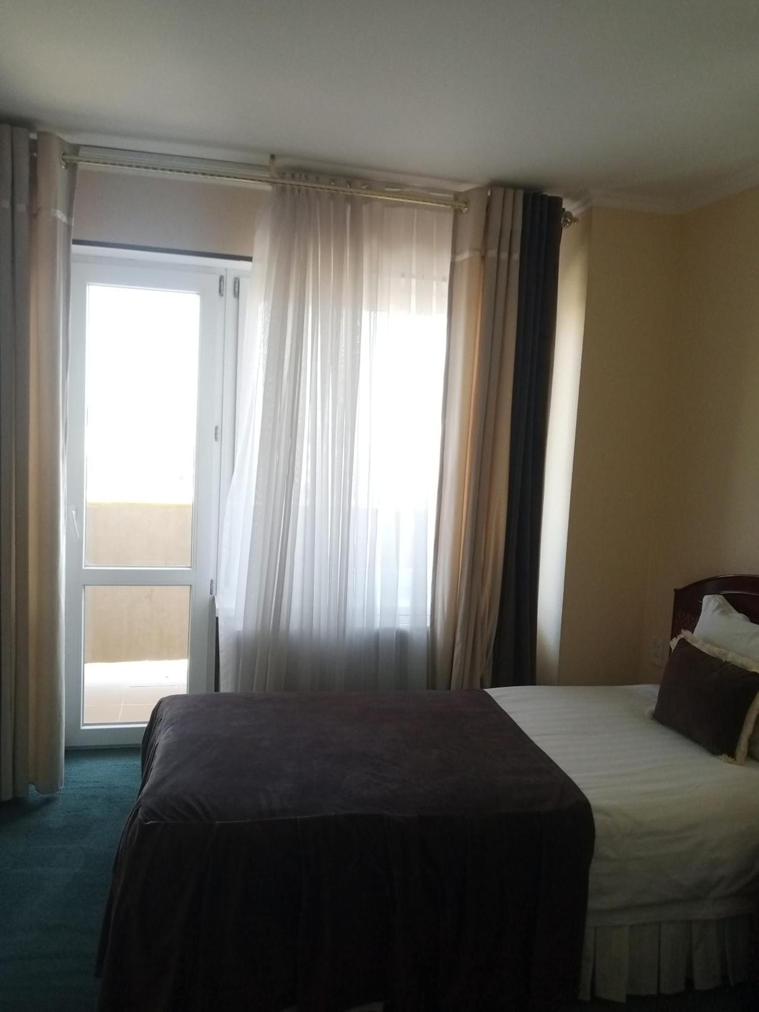 Hotel Grand בוקורו מראה חיצוני תמונה