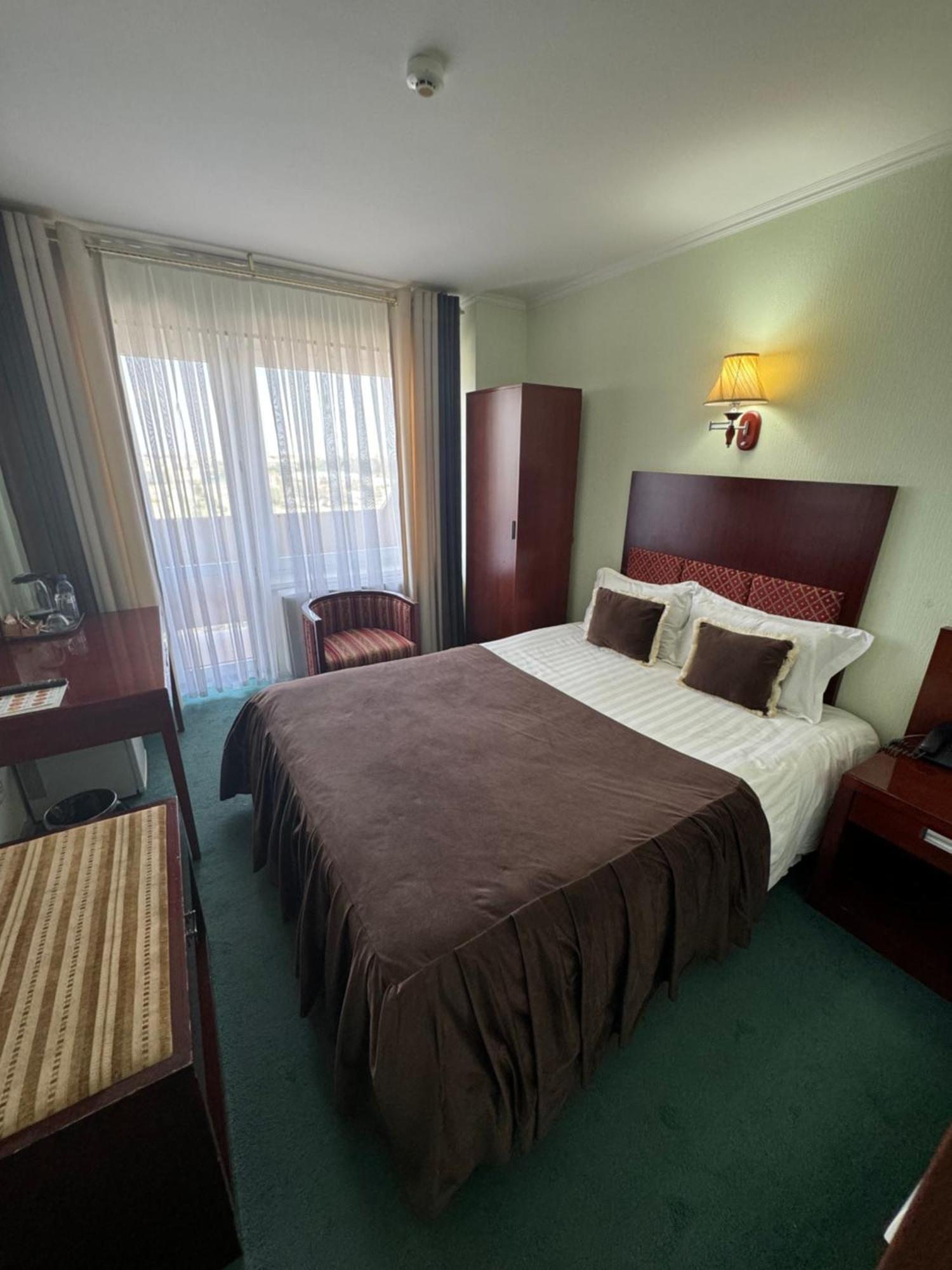 Hotel Grand בוקורו מראה חיצוני תמונה