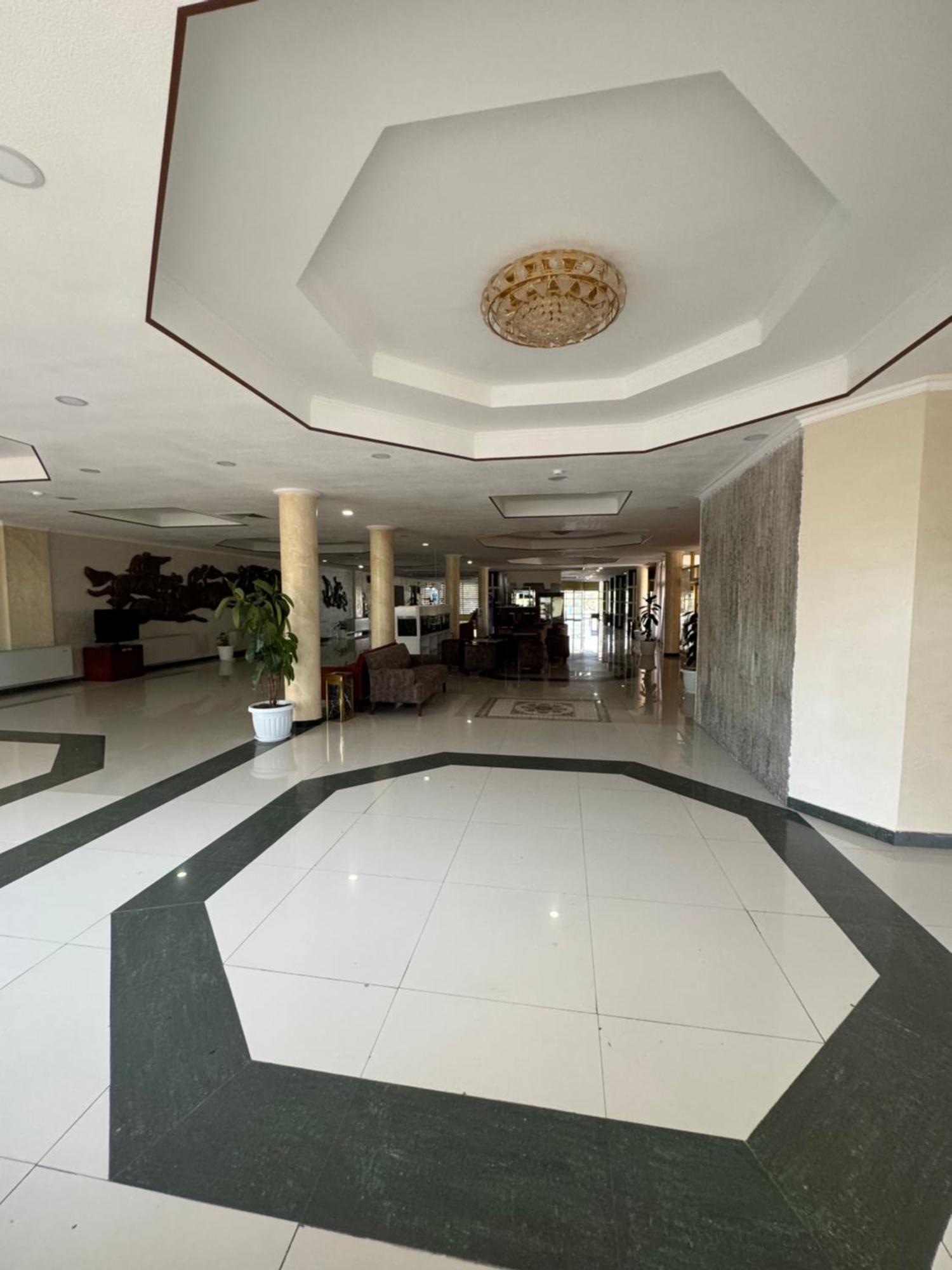 Hotel Grand בוקורו מראה חיצוני תמונה