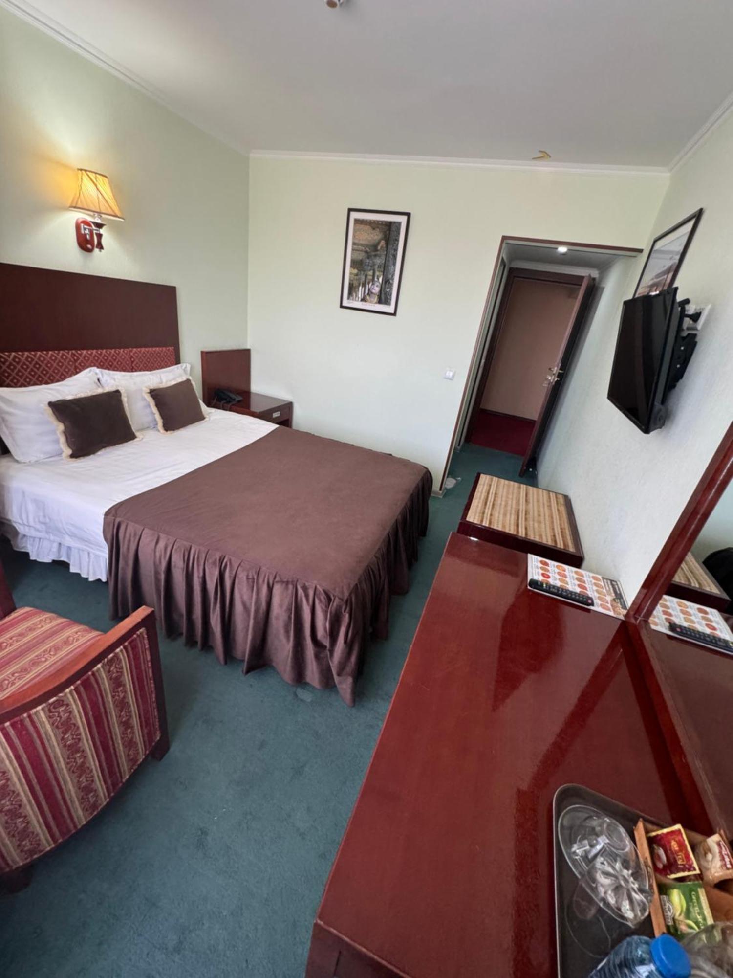 Hotel Grand בוקורו מראה חיצוני תמונה