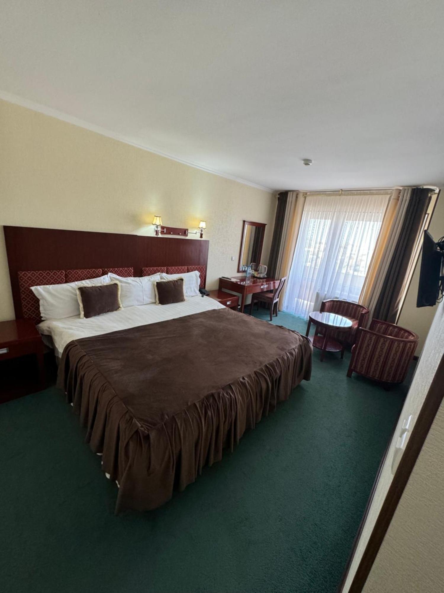 Hotel Grand בוקורו מראה חיצוני תמונה