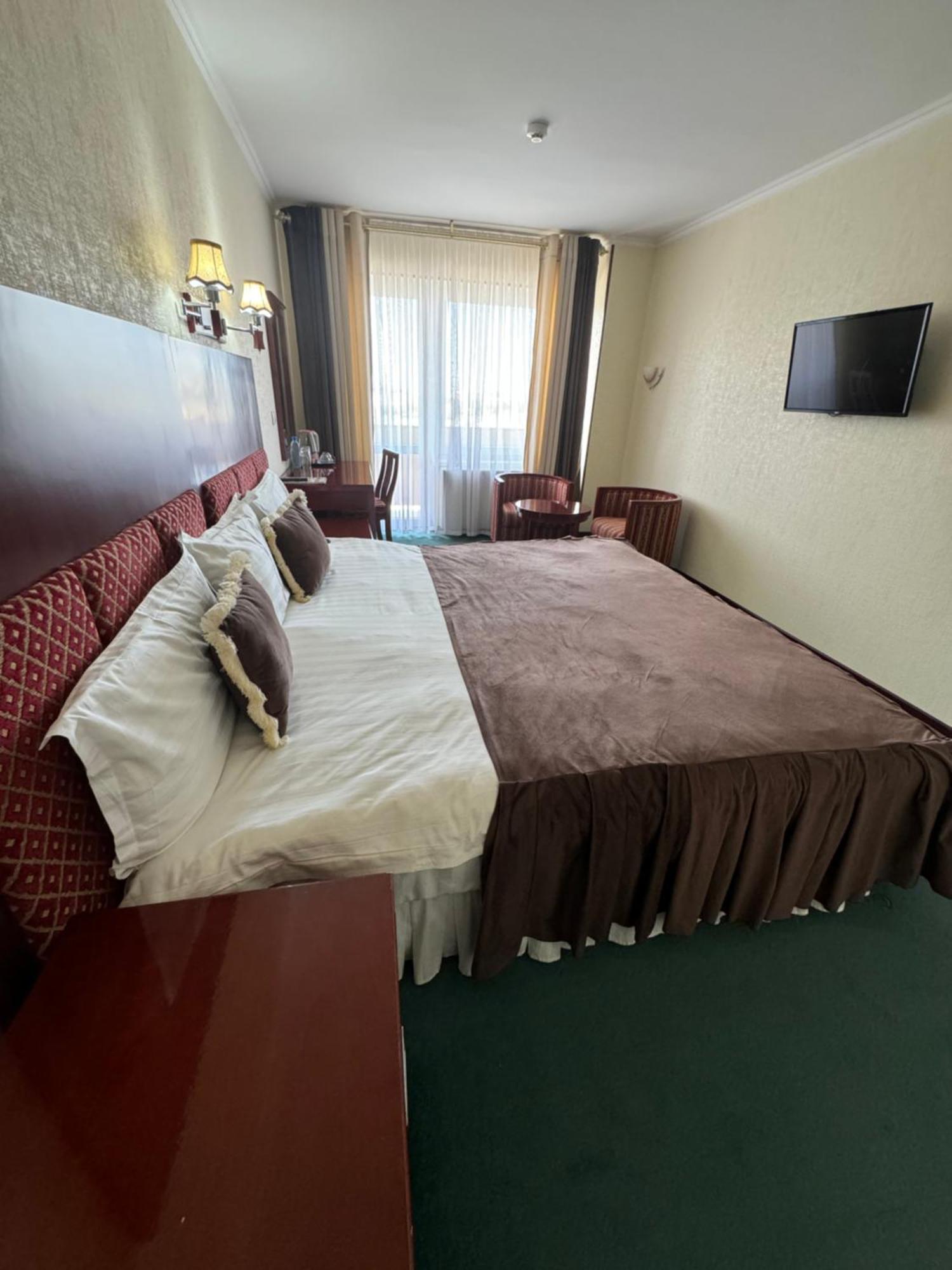 Hotel Grand בוקורו מראה חיצוני תמונה