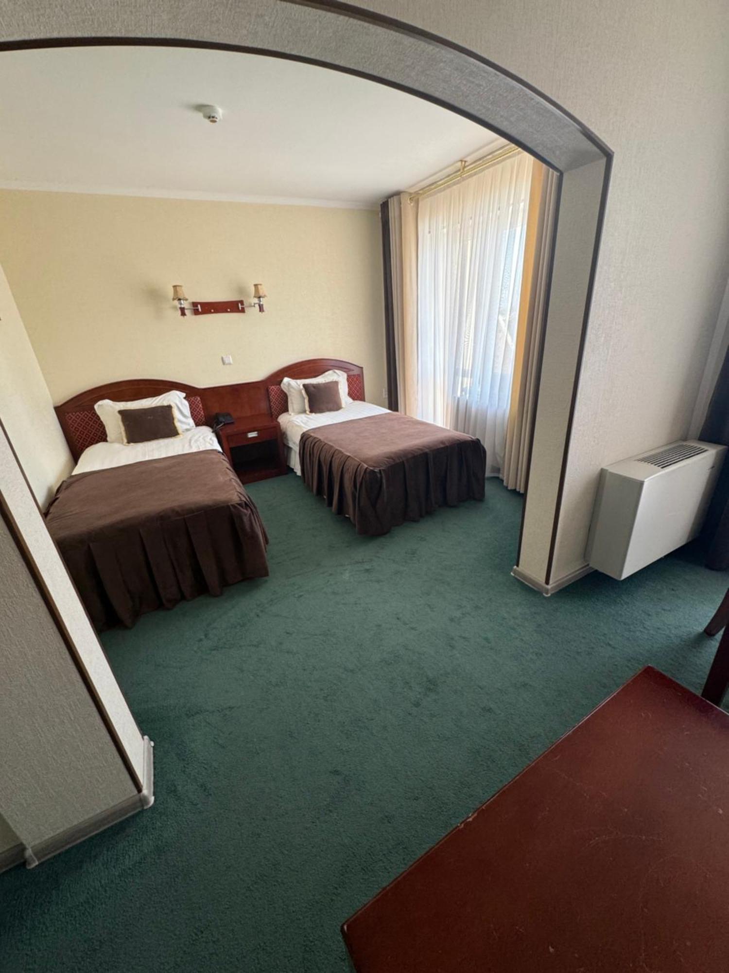 Hotel Grand בוקורו מראה חיצוני תמונה