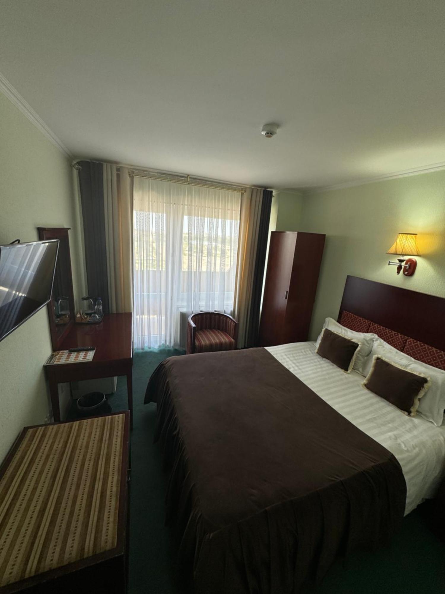 Hotel Grand בוקורו מראה חיצוני תמונה