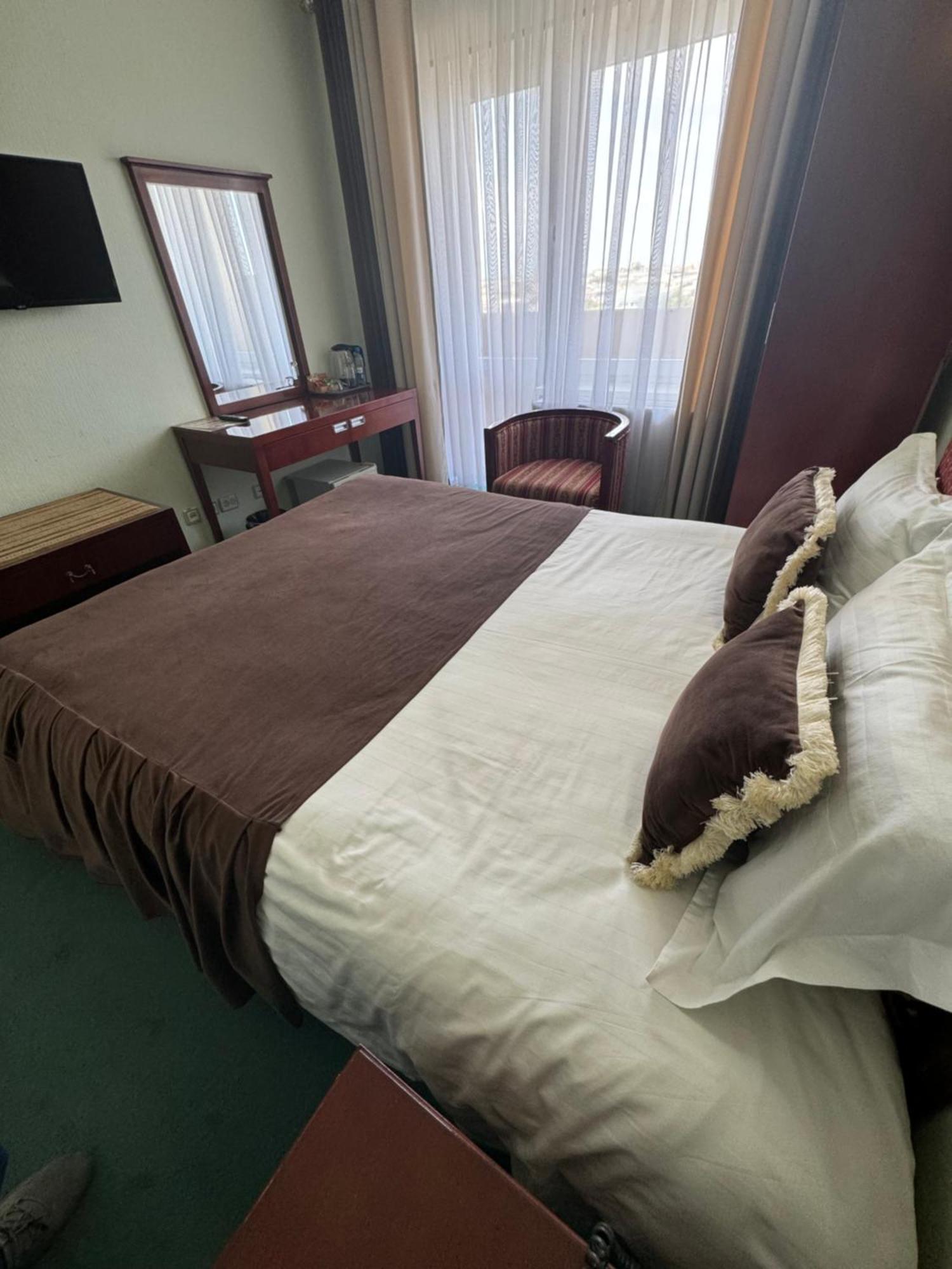 Hotel Grand בוקורו מראה חיצוני תמונה