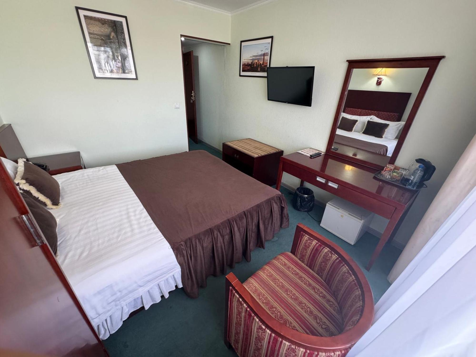 Hotel Grand בוקורו מראה חיצוני תמונה