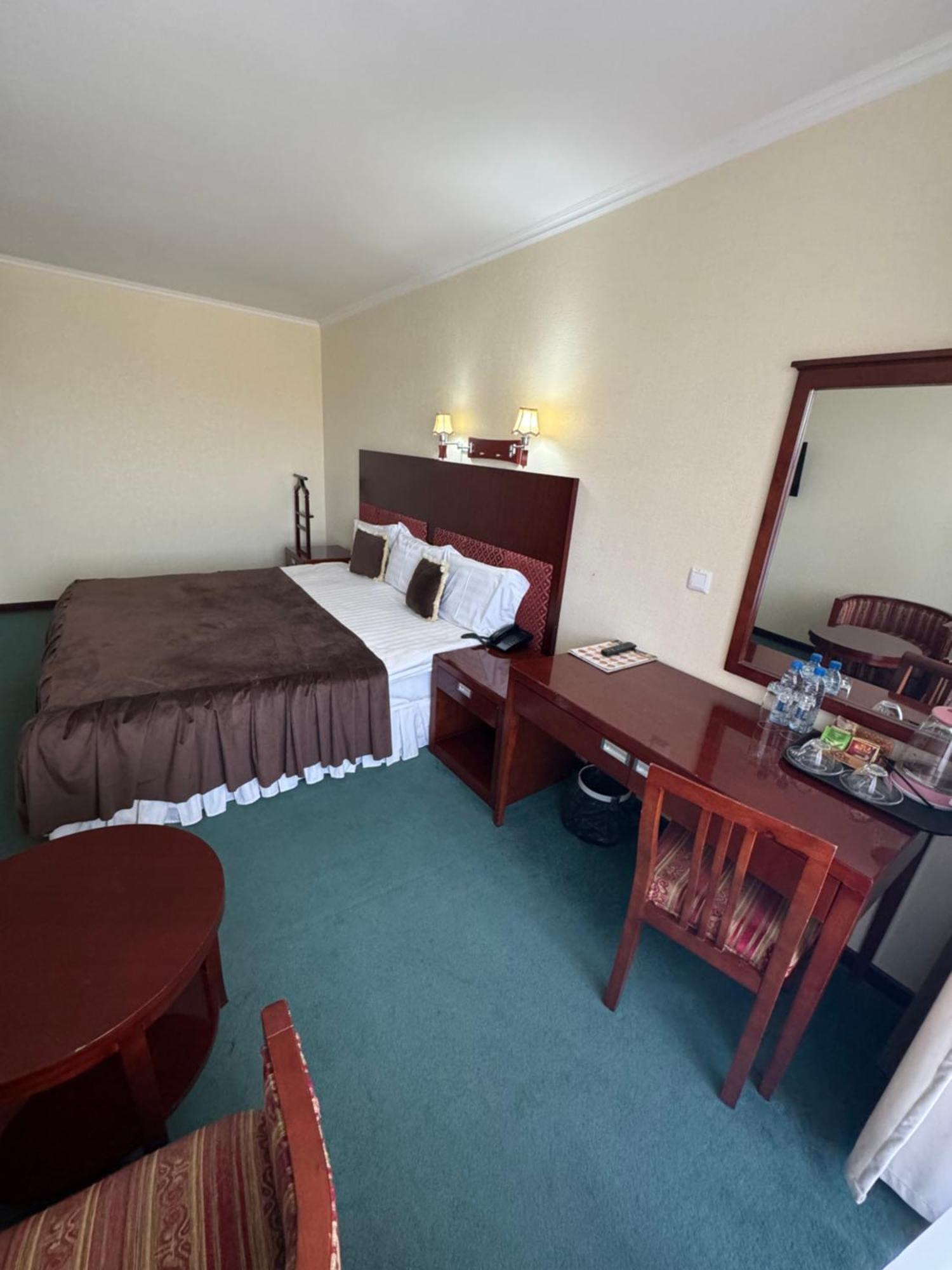 Hotel Grand בוקורו מראה חיצוני תמונה