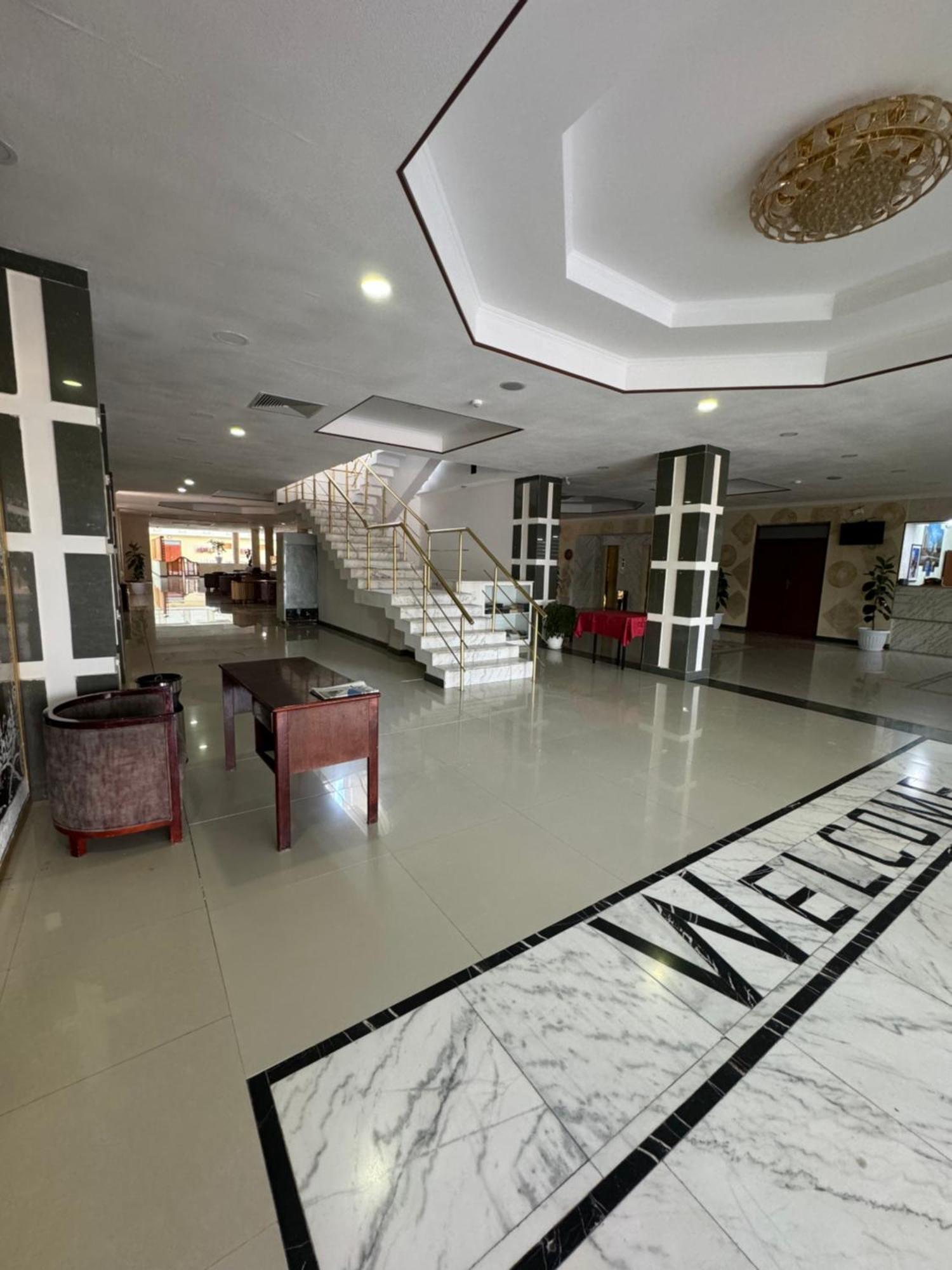 Hotel Grand בוקורו מראה חיצוני תמונה