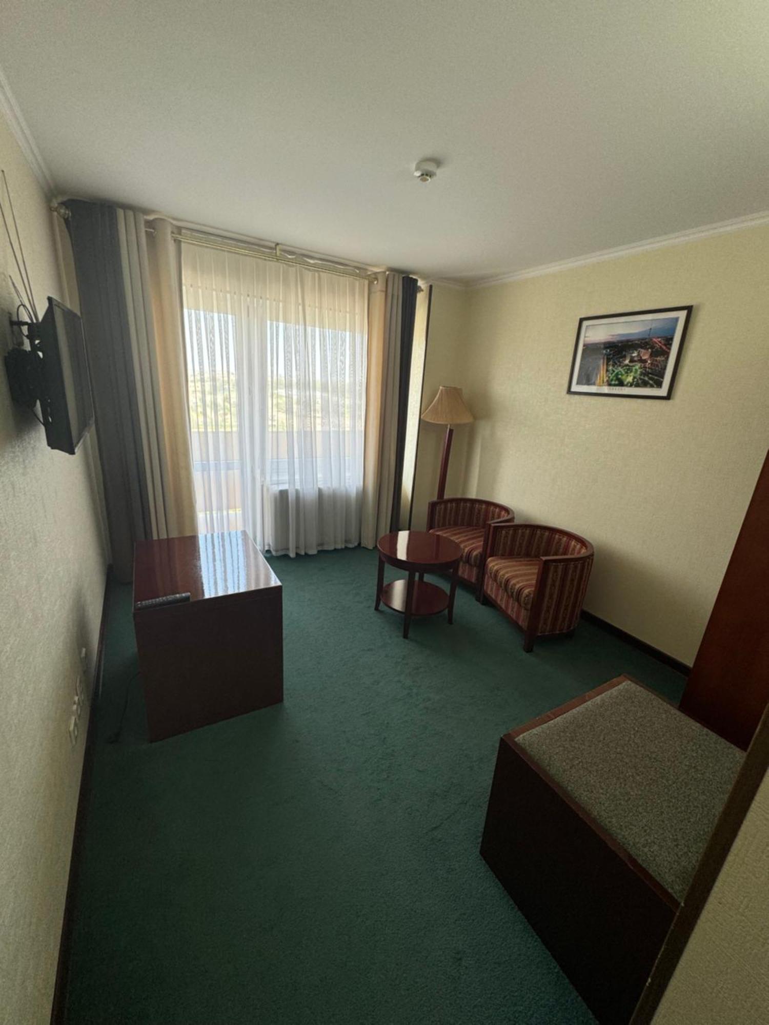 Hotel Grand בוקורו מראה חיצוני תמונה